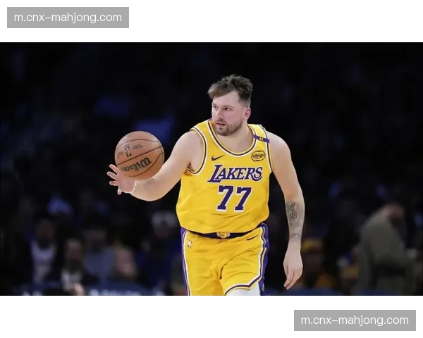 东契奇与艾顿挡拆配合效果显著 湖人进攻战术执行到位